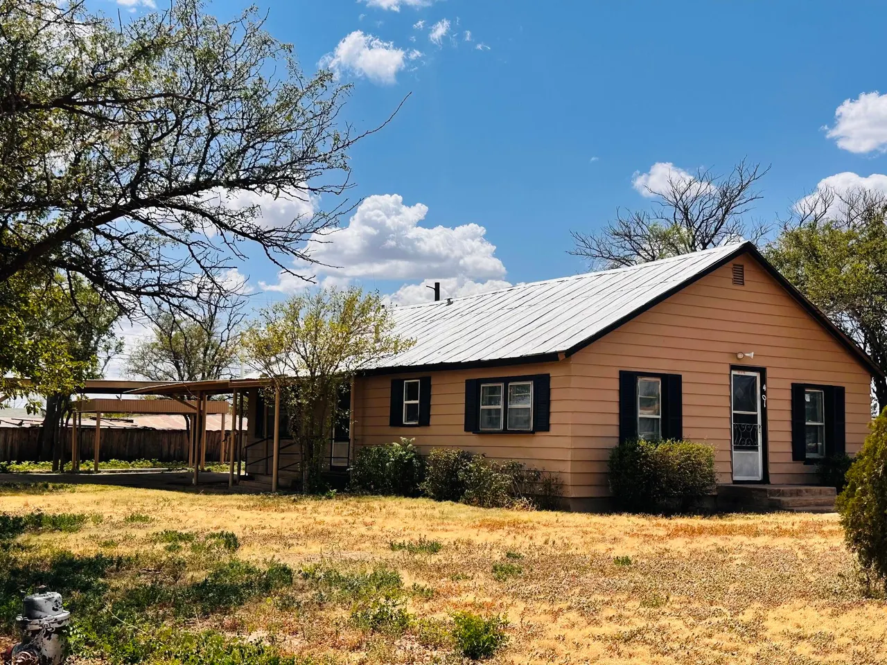 Front exterior — 401 W Ross Street, Floydada, TX 79235