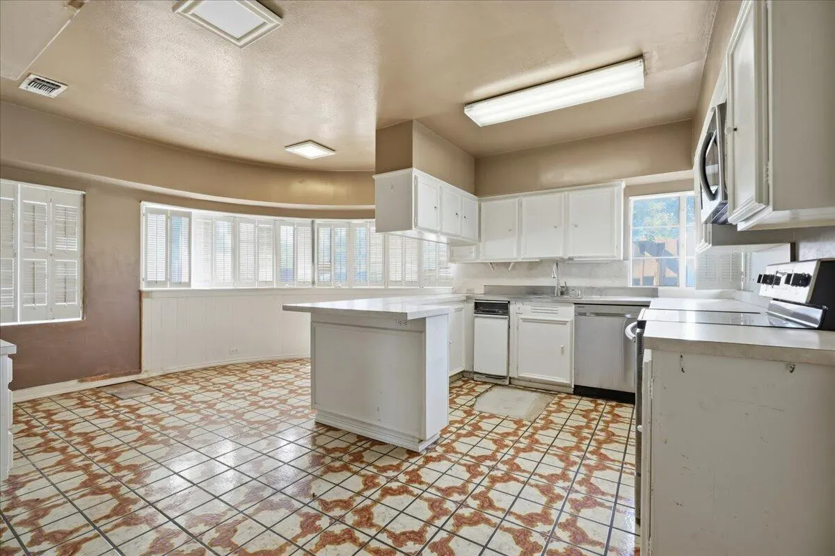 Photo 11 — 1713 32nd Street, Lubbock, TX 79411
