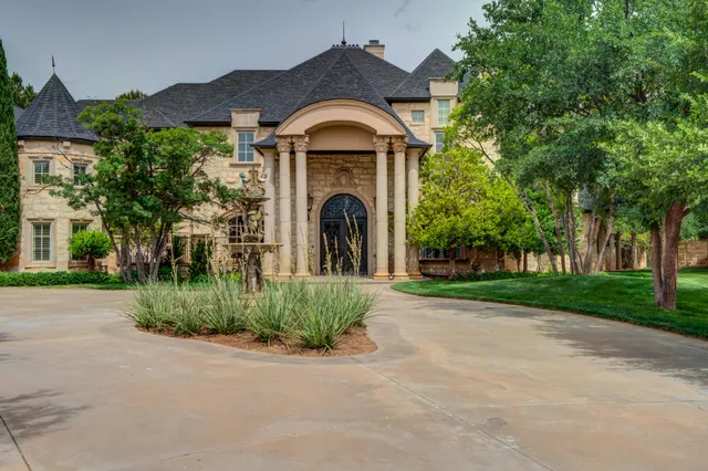 Photo 2 — 11002 Richmond Avenue, Lubbock, TX 79424