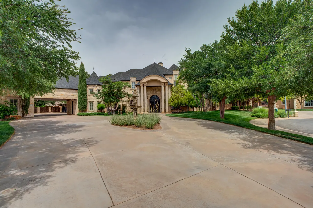 Photo 3 — 11002 Richmond Avenue, Lubbock, TX 79424