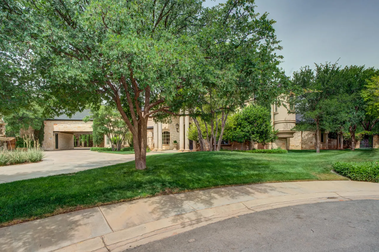 Photo 5 — 11002 Richmond Avenue, Lubbock, TX 79424