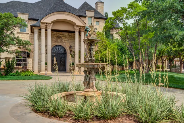 Photo 6 — 11002 Richmond Avenue, Lubbock, TX 79424