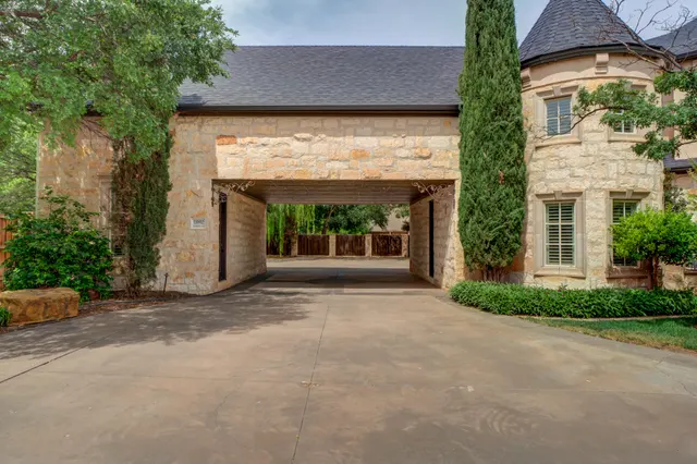 Photo 7 — 11002 Richmond Avenue, Lubbock, TX 79424