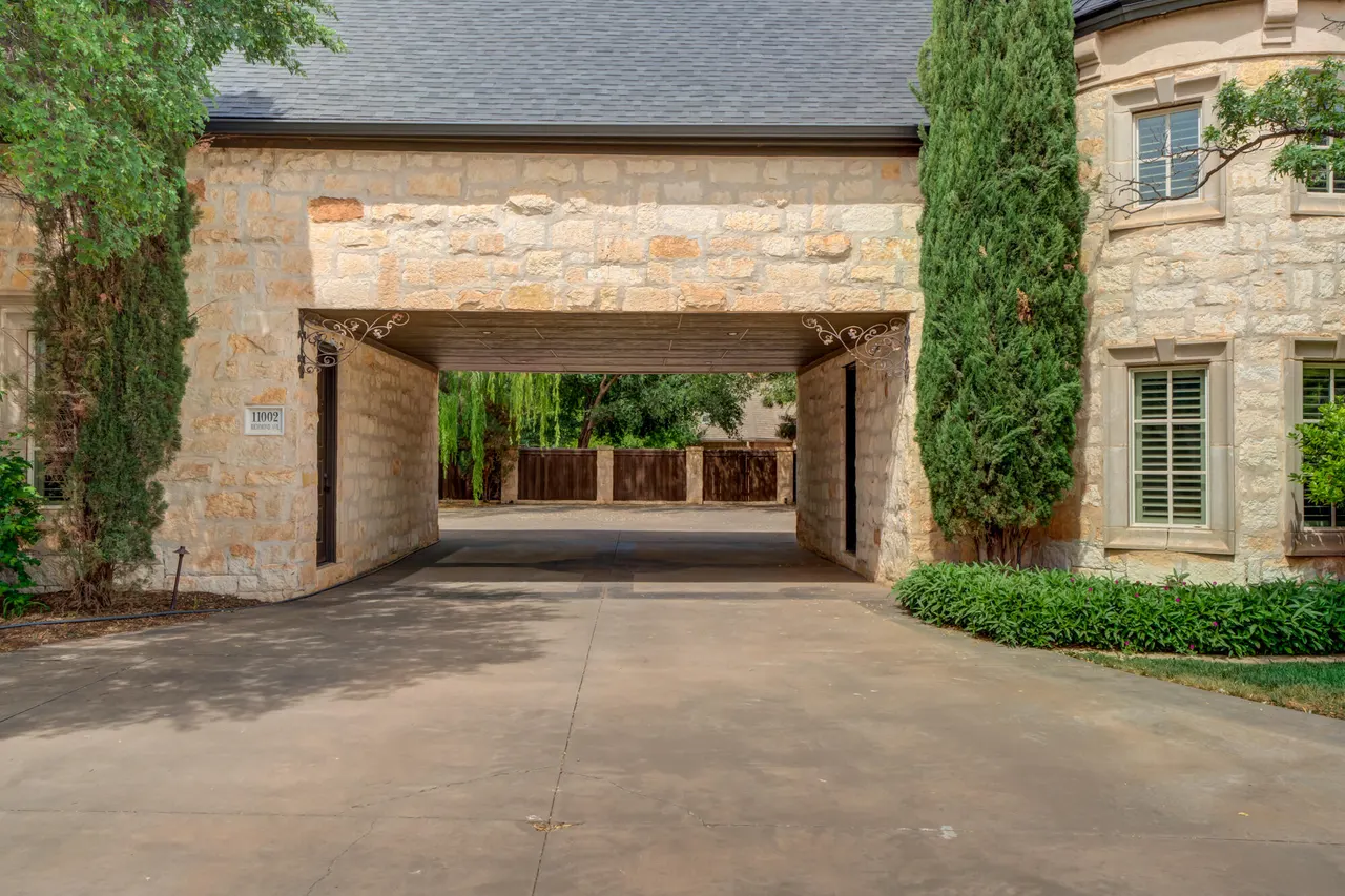 Photo 8 — 11002 Richmond Avenue, Lubbock, TX 79424
