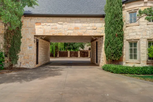 Photo 8 — 11002 Richmond Avenue, Lubbock, TX 79424