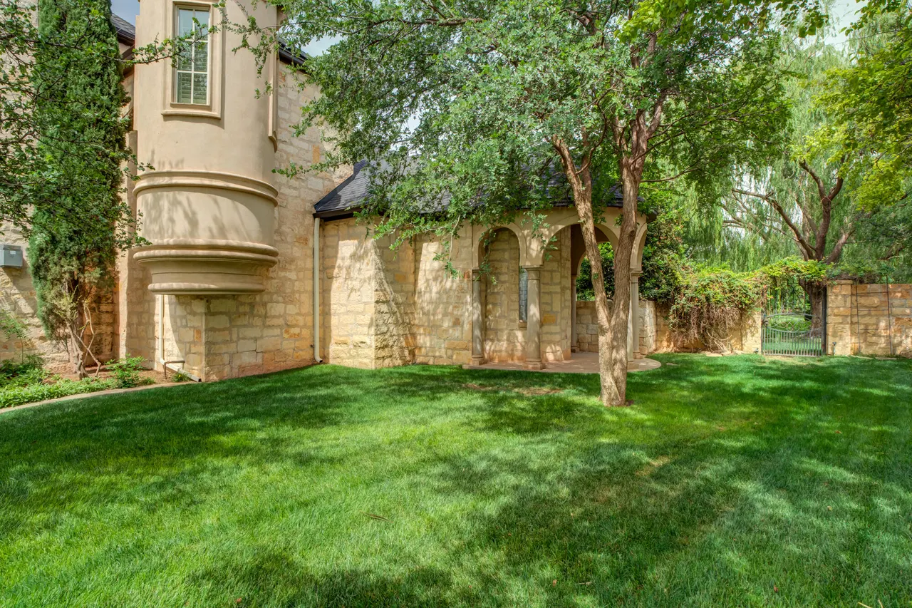 Photo 9 — 11002 Richmond Avenue, Lubbock, TX 79424