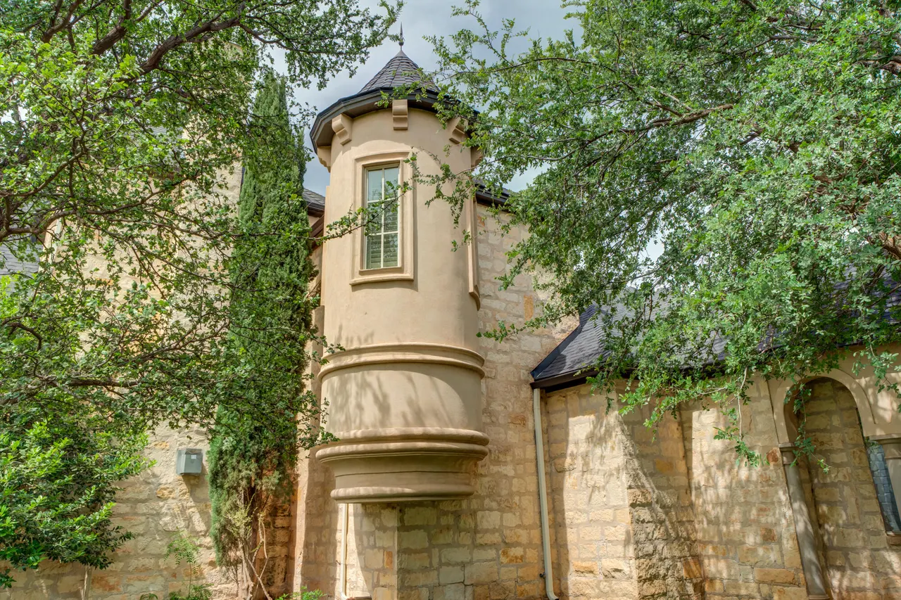 Photo 10 — 11002 Richmond Avenue, Lubbock, TX 79424