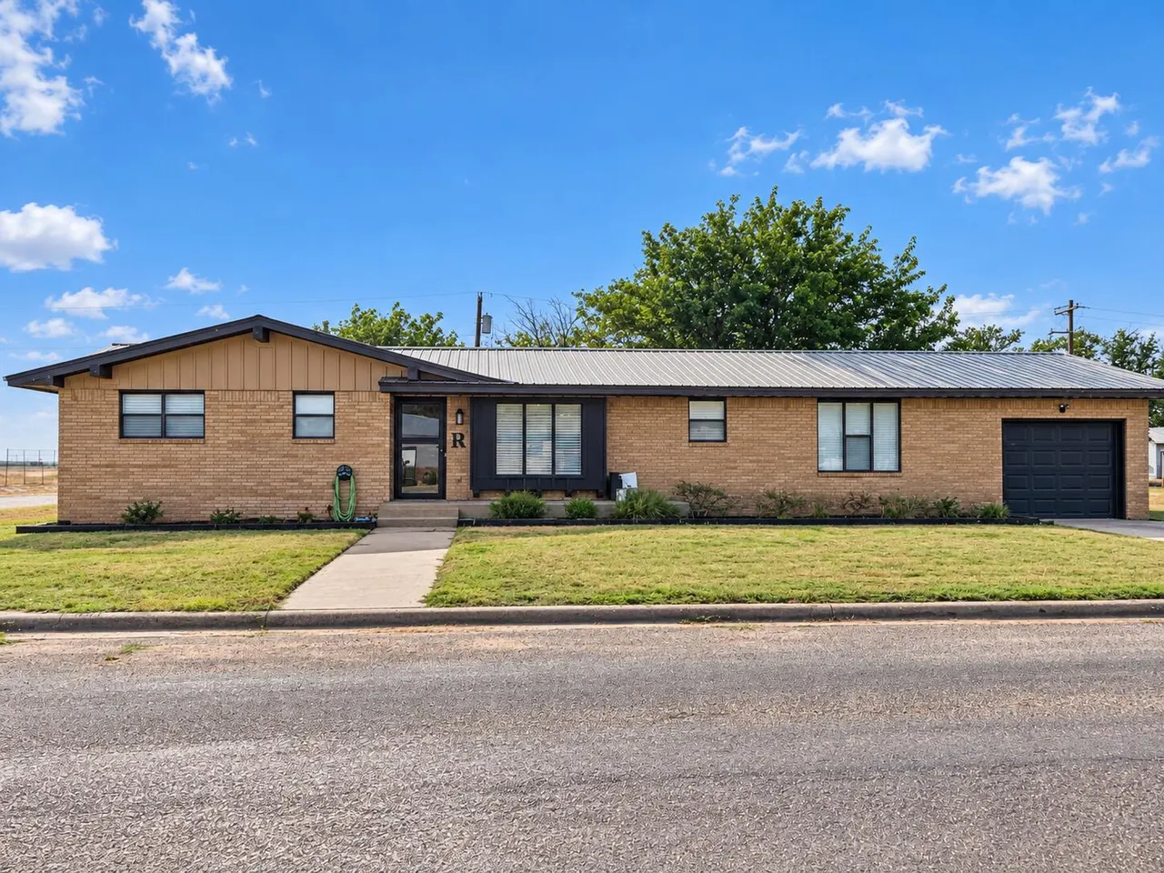 Front exterior — 572 N Goodall Avenue, Jayton, TX 79528