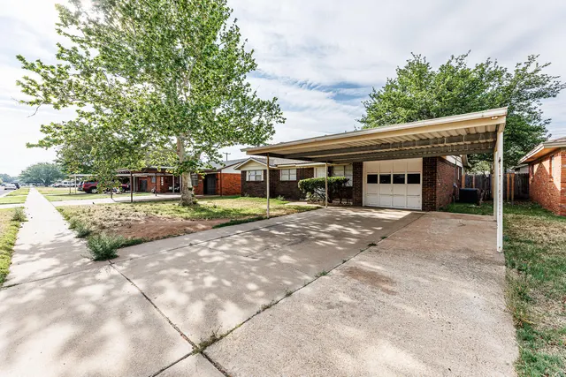 Photo 3 — 5517 16th Place, Lubbock, TX 79416