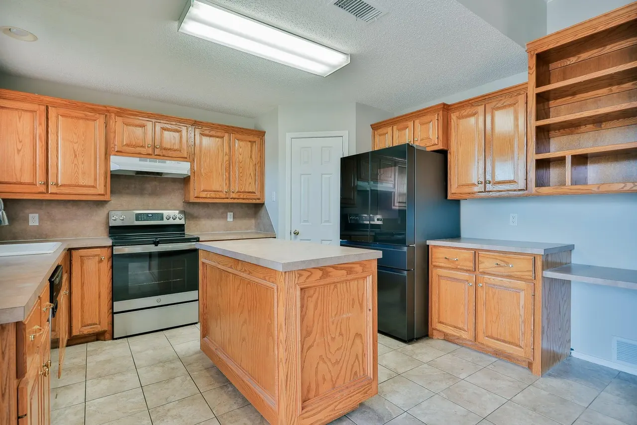 Photo 7 — 2416 92nd Street, Lubbock, TX 79423