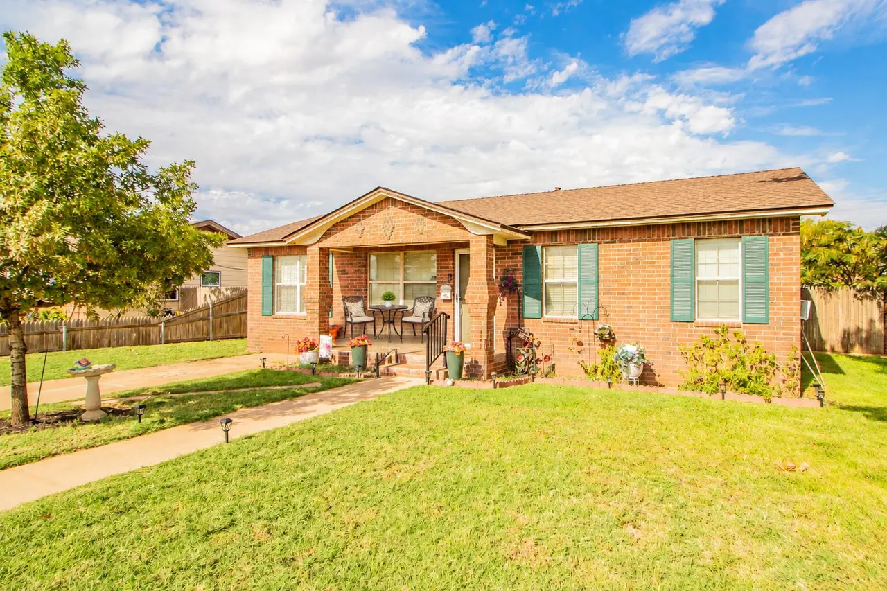 Photo 2 — 407 E Lanny Avenue, Brownfield, TX 79316