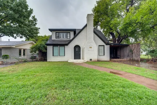 Photo 7 — 2405 21st Street, Lubbock, TX 79411