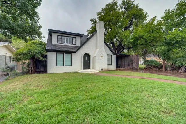 Photo 8 — 2405 21st Street, Lubbock, TX 79411