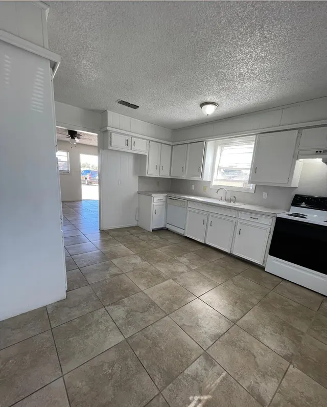 Photo 6 — 5602 Brownfield Drive, Lubbock, TX 79414