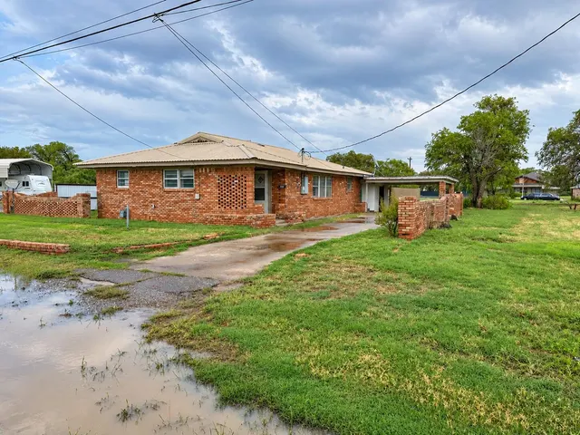 Photo 2 — 520 N 11th Street, Memphis, TX 79245