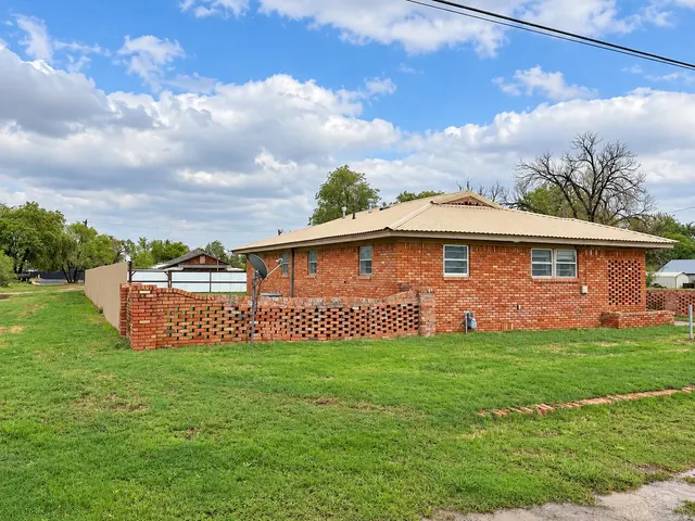 Photo 3 — 520 N 11th Street, Memphis, TX 79245