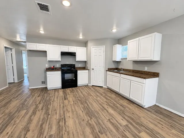 Photo 3 — 3606 E 3rd Place, Lubbock, TX 79403