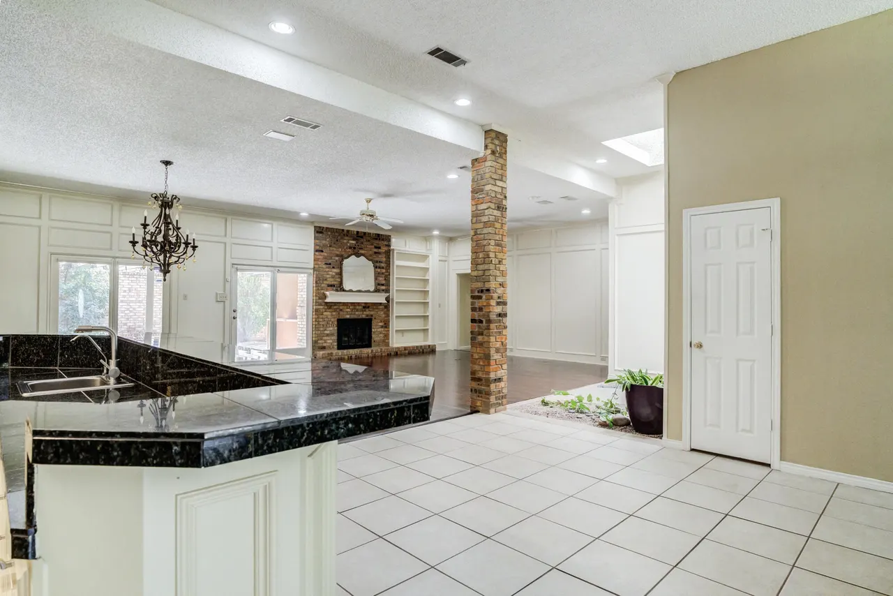 Photo 11 — 9604 Savannah Avenue, Lubbock, TX 79424