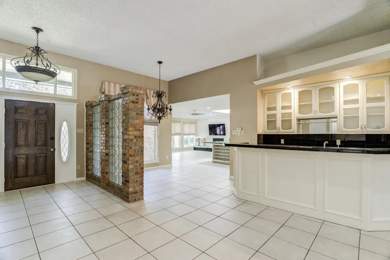 Photo 13 — 9604 Savannah Avenue, Lubbock, TX 79424