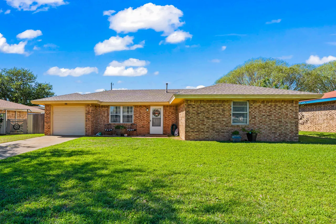 Front exterior — 1007 Avenue H, Abernathy, TX 79311