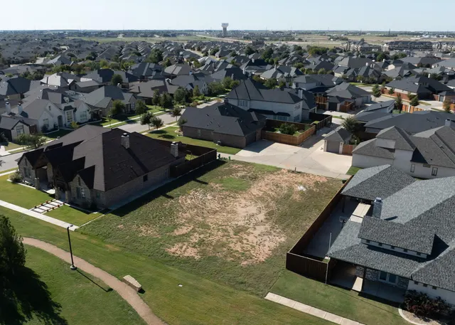 Photo 3 — 8901 La Salle Rear Avenue, Lubbock, TX 79424