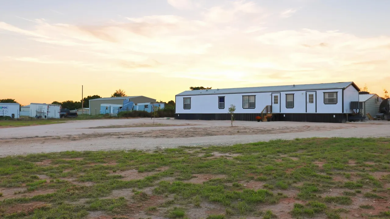 Photo 3 — 131 PR 209 A3, Seminole, TX 79360