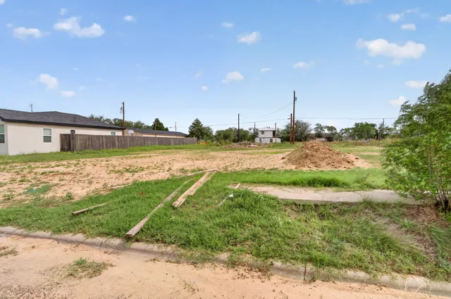 Photo 3 — 2209 Urbana Avenue, Lubbock, TX 79407