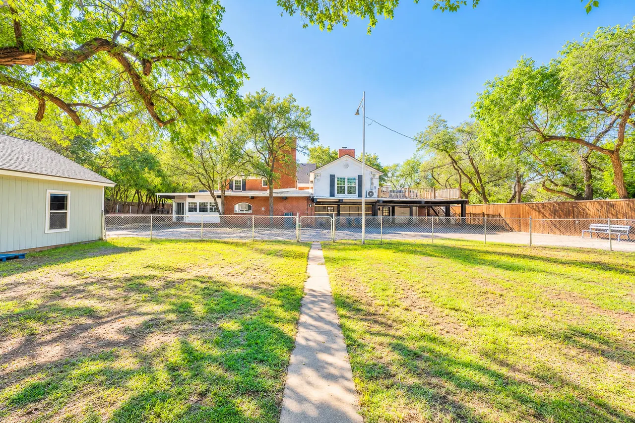 Photo 5 — 5104 19th Street, Lubbock, TX 79407