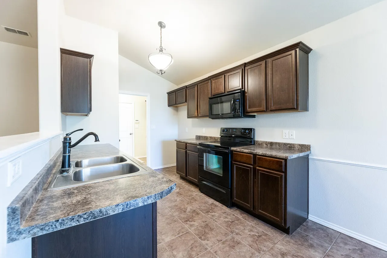 Photo 14 — 9305 Rochester Avenue, Lubbock, TX 79424