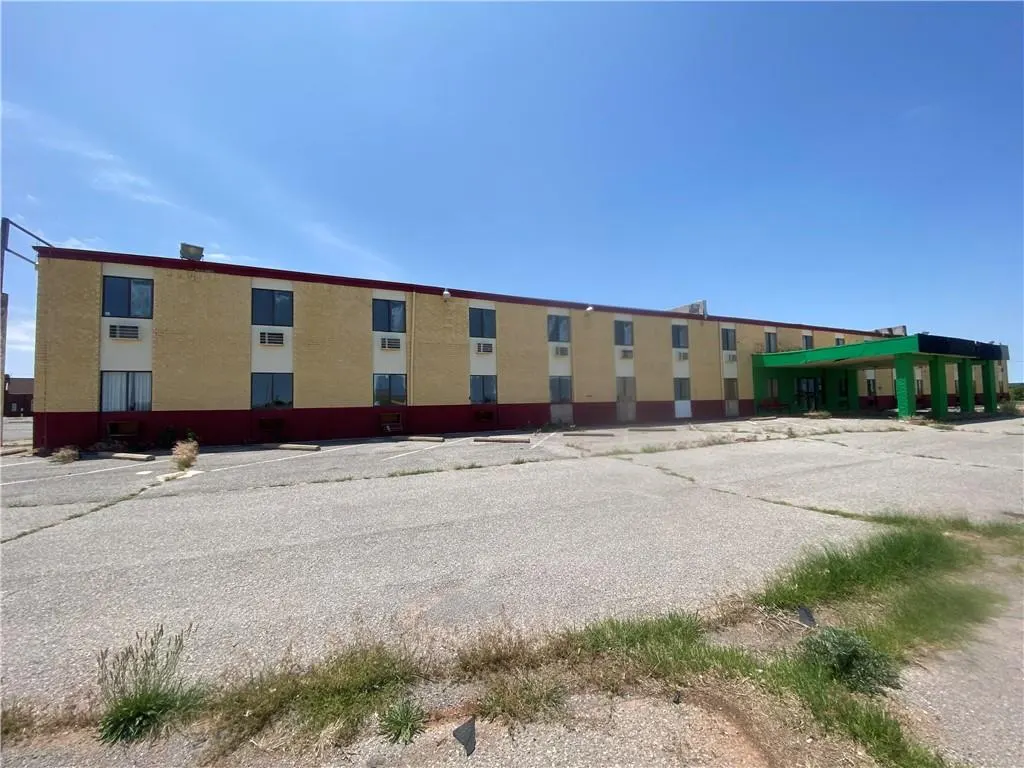 Front exterior — 211 N 9TH Street, Canute, OK 73626