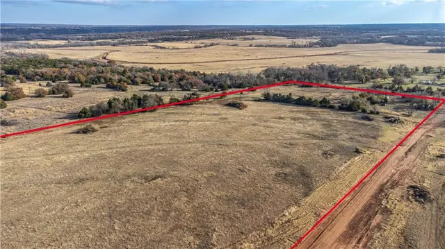 Photo 4 — 7202 Mustang Cove, Guthrie, OK 73044