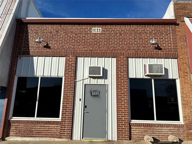 Photo 4 — 702 W Carl Hubbell Boulevard, Meeker, OK 74855
