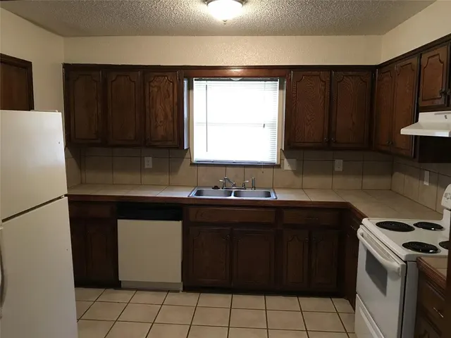 Photo 4 — 1909 Chandelier Drive 1909 1911, Norman, OK 73069