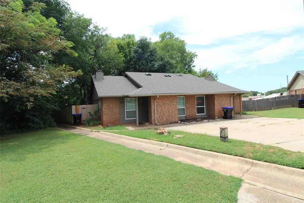 Photo 2 — 900 Aspen Court, Noble, OK 73068