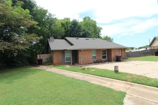 Photo 2 — 900 Aspen Court, Noble, OK 73068
