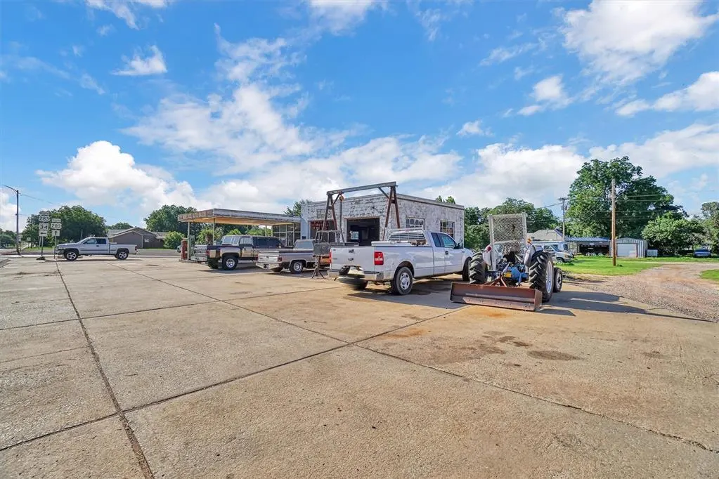 Photo 5 — 220 E Lincoln Street, Mangum, OK 73554