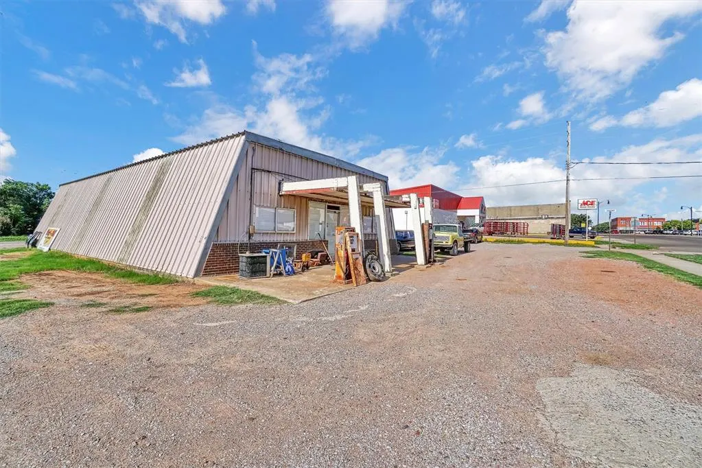 Photo 2 — 220 E Lincoln Street, Mangum, OK 73554