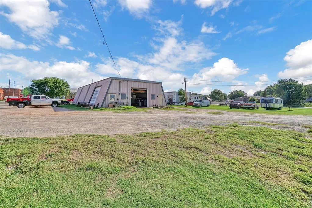 Photo 32 — 220 E Lincoln Street, Mangum, OK 73554