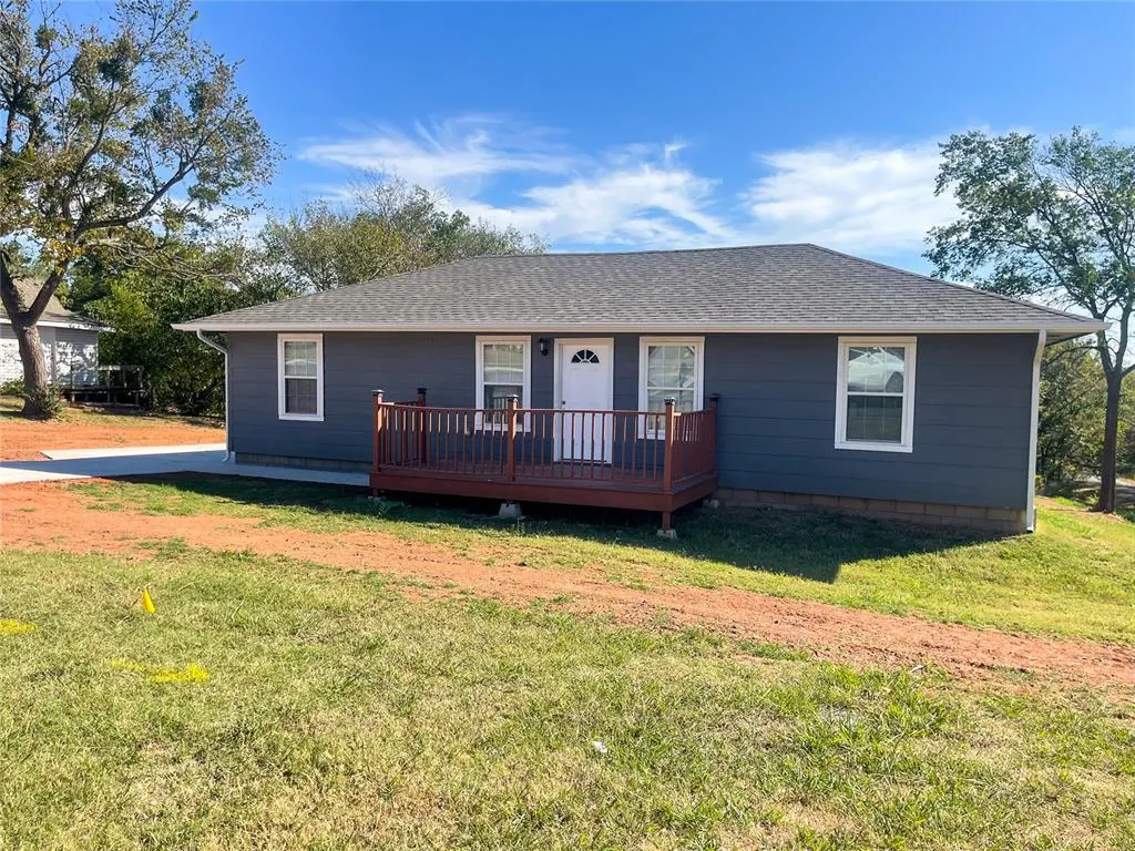 Front exterior — 824 S Bennett Boulevard, Chandler, OK 74834