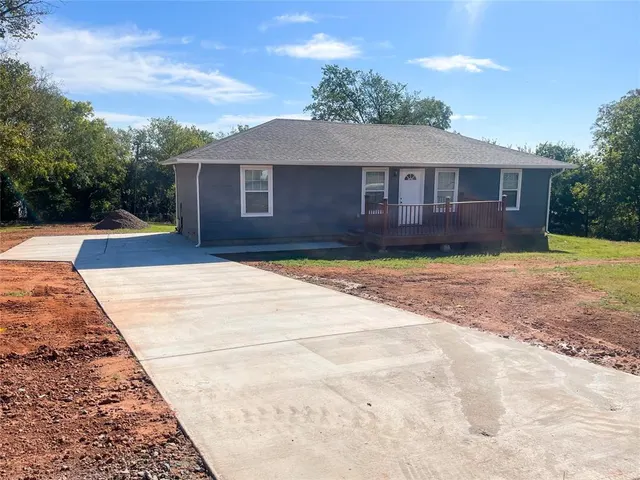 Photo 4 — 824 S Bennett Boulevard, Chandler, OK 74834
