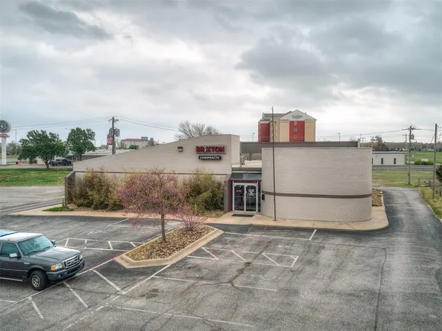 Photo 2 — 7304 N Comanche Avenue, Warr Acres, OK 73132
