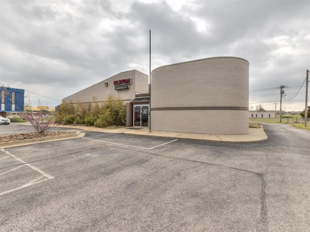 Photo 4 — 7304 N Comanche Avenue, Warr Acres, OK 73132