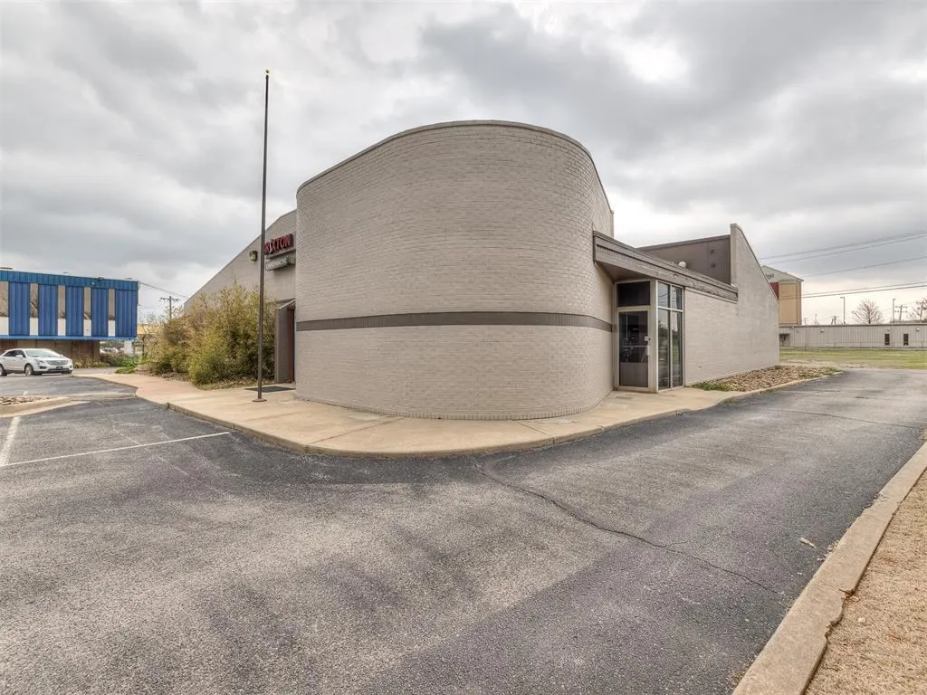 Photo 5 — 7304 N Comanche Avenue, Warr Acres, OK 73132