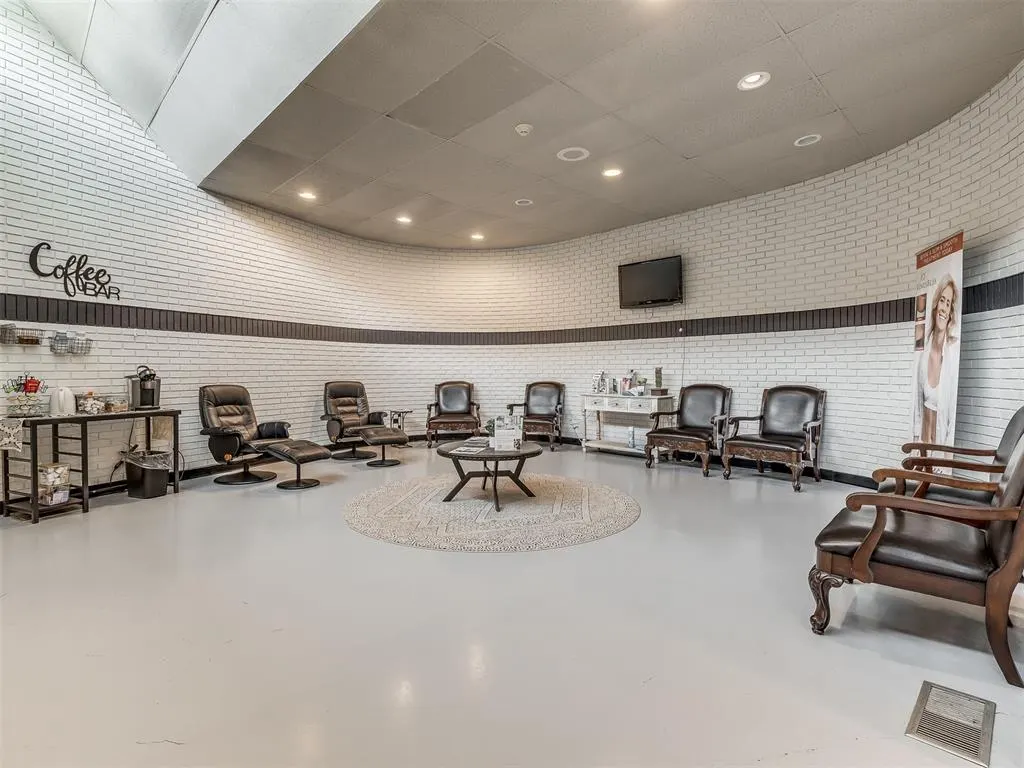 Photo 12 — 7304 N Comanche Avenue, Warr Acres, OK 73132