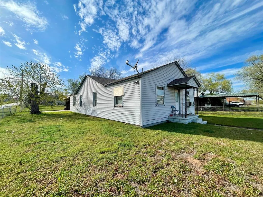 Photo 2 — 604 N 3rd Street, Clinton, OK 73601