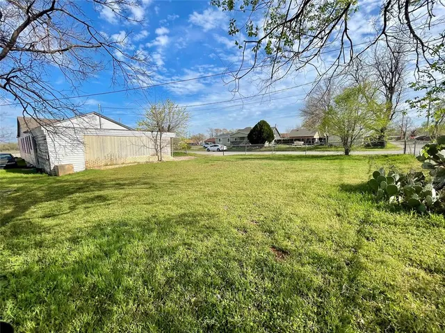 Photo 3 — 604 N 3rd Street, Clinton, OK 73601