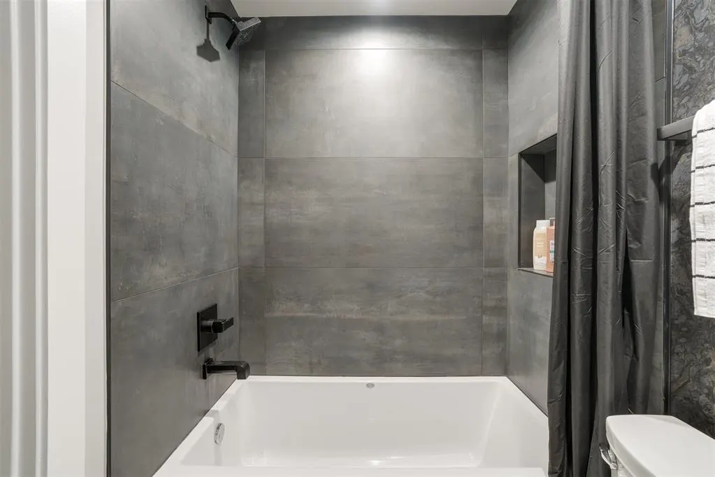 Photo 9 — 817 NW 6th Street, Oklahoma City, OK 73106