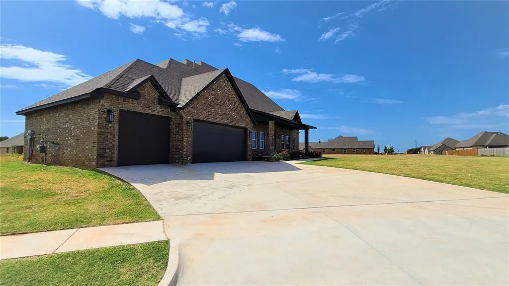 Photo 2 — 200 Braxton Way, Yukon, OK 73099