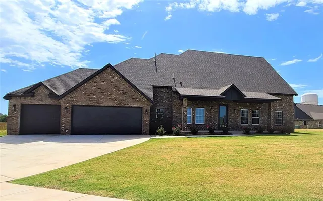 Front exterior — 200 Braxton Way, Yukon, OK 73099