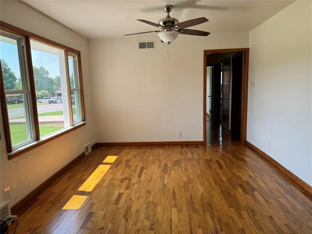 Photo 4 — 613 N Broadway, Hobart, OK 73651
